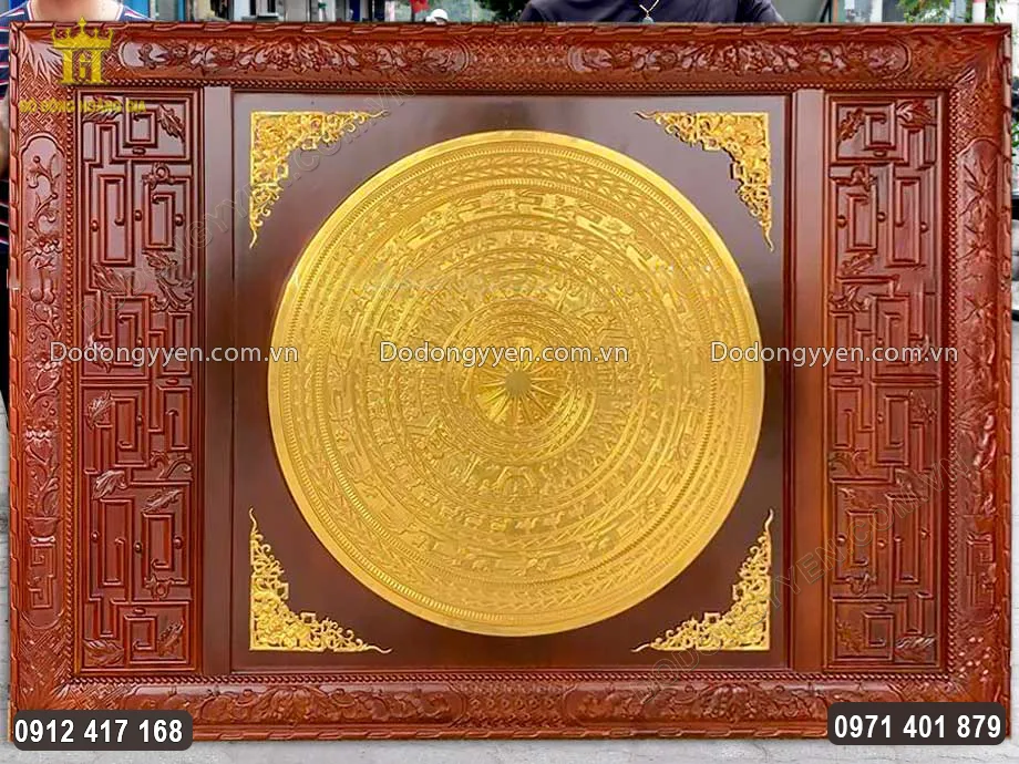 Khung tranh bằng gỗ gụ v&ocirc; c&ugrave;ng chắc chắn